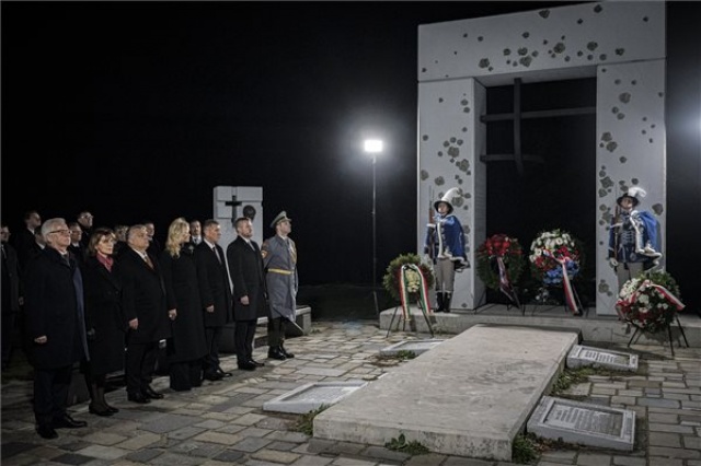 Orbán Viktor a bársonyos forradalom 30. évfordulója alkalmából rendezett koszorúzáson Dévényben 
