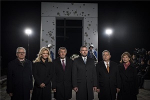 Orbán Viktor a bársonyos forradalom 30. évfordulója alkalmából rendezett koszorúzáson Dévényben 