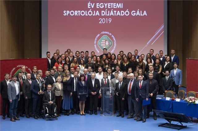 A legeredményesebb egyetemi sportolókat díjazták