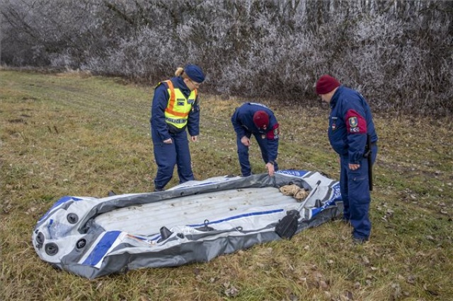Illegális bevándorlás - Gumicsónakkal próbált Magyarországra jutni öt szír határsértő