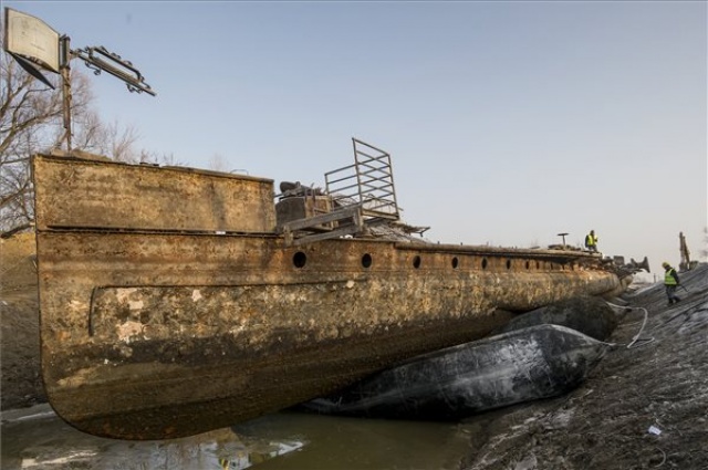 Folytatódott a Szőke Tisza roncsának kiemelése Szegeden