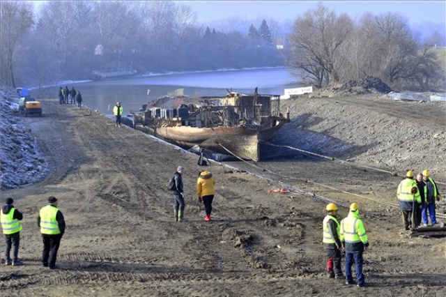 Folytatódott a Szőke Tisza roncsának kiemelése Szegeden
