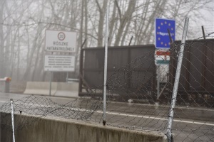 Illegális bevándorlás - Hatvanan próbáltak áttörni a röszkei közúti átkelőnél