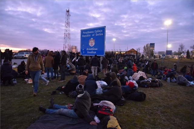 Illegális bevándorlás - Elérte a migránsmenet a magyar határt