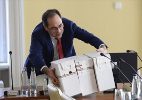 Időközi választás Dunaújvárosban - Sértetlennek találta a külképviseleti urnákat az NVB