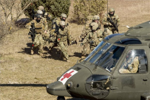 Légirohamot szimuláltak magyar és amerikai katonák az újdörögdi bázison