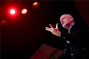 John Malkovich A zenekritikus című előadáson Debrecenben 