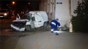 Lakóháznak ütközött egy autó Nagykőrösön, a sofőr meghalt