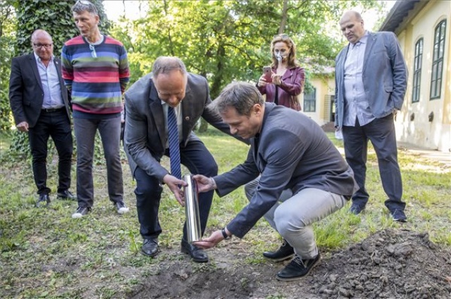 Elkezdődött az Őze Lajos Emlékház kialakítása Szentesen