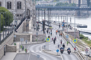 Koronavírus - A hétvégére a gyalogosoké és kerékpárosoké a pesti alsó rakpart 