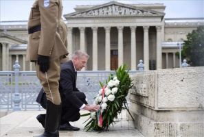 A magyar hősök emléknapja - Benkő Tibor megkoszorúzta a Magyar Hősök Emlékkövét 