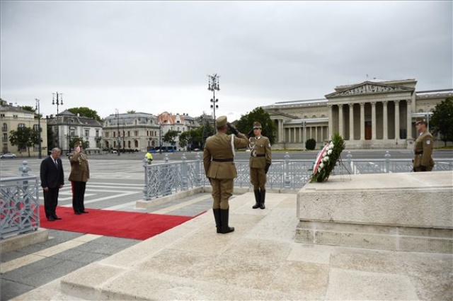 A magyar hősök emléknapja - Benkő Tibor megkoszorúzta a Magyar Hősök Emlékkövét 