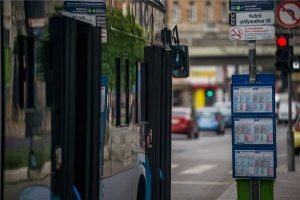 Koronavírus - Újra fel lehet szállni a BKK járműveire az első ajtón