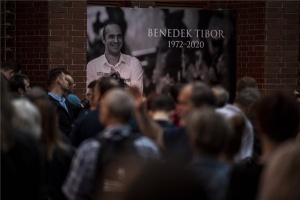 Elhunyt Benedek Tibor - Gyertyás megemlékezés a Hajós Uszodánál