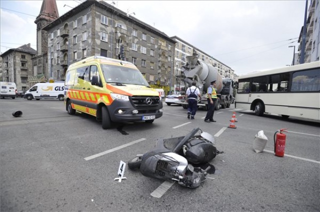 Halálra gázoltak egy motorost Újbudán