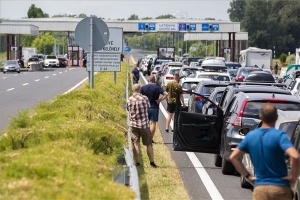 Torlódás az M7-es autópályán a magyar-horvát határátkelő előtt