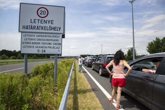 Torlódás az M7-es autópályán a magyar-horvát határátkelő előtt