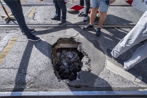 Beszakadt az út a villamosvágány alatt a Vámház körúton
