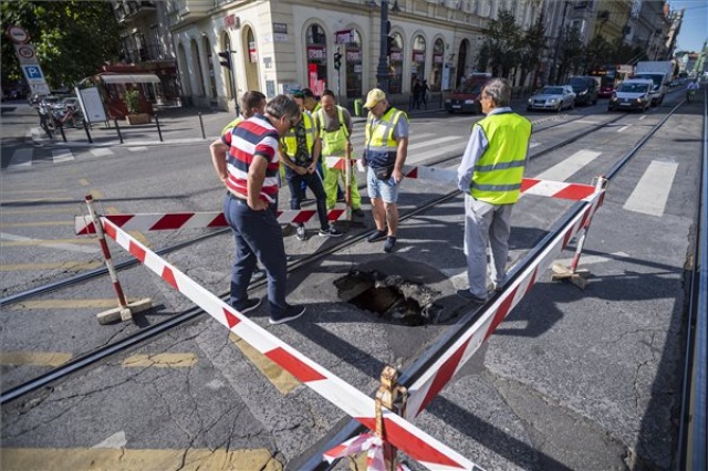 Beszakadt az út a villamosvágány alatt a Vámház körúton