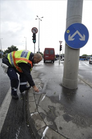Három embert ütött el egy járdára felhajtó autó Budapesten