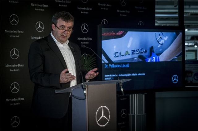 Megkezdődik a hibrid autómodellek gyártása a kecskeméti Mercedes-gyárban