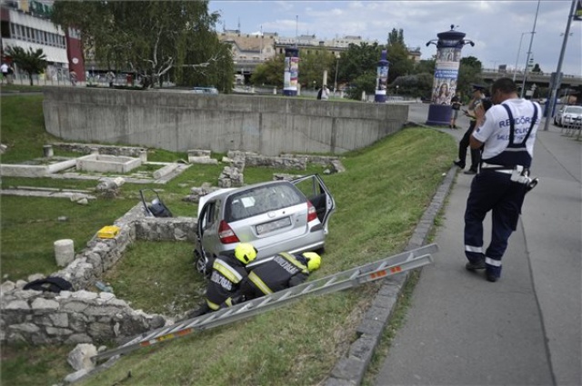 Az ókori romok közé gurult egy autó Óbudán