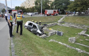 Az ókori romok közé gurult egy autó Óbudán