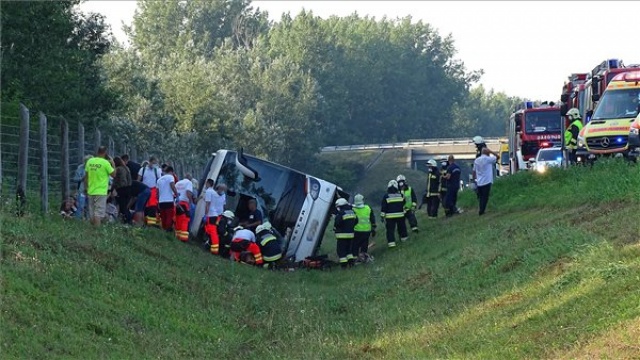 Felborult egy busz, meghalt egy ember az M5-ös autópályán