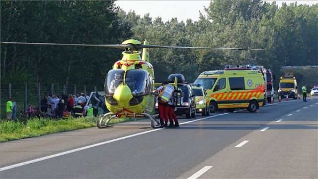 Felborult egy busz, meghalt egy ember az M5-ös autópályán
