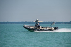 A siófoki vízirendőrök járőrszolgálaton a Balatonon 
