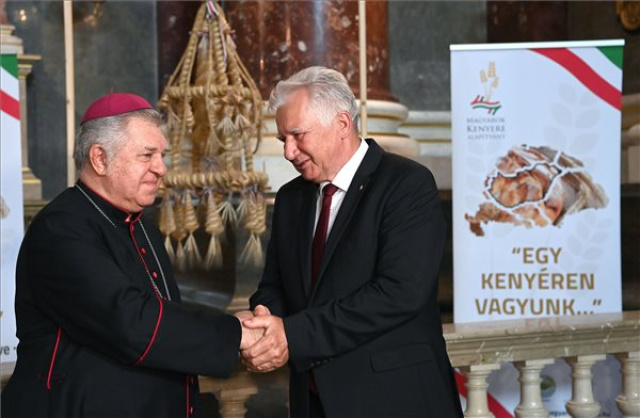 Elhelyezték a Kárpát-medence Aratókoszorúját a Szent István-bazilikában