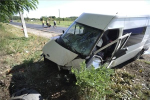 Buszmegállóba csapódott egy kisbusz Nyársapátnál, halálos áldozatok is vannak