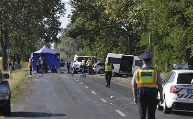Buszmegállóba csapódott egy kisbusz Nyársapátnál, halálos áldozatok is vannak