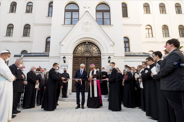 Átadták a felújított Brenner János Hittudományi Főiskola épületét