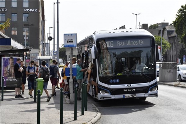 Forgalomban teszteltek egy új elektromos autóbuszt Budapesten