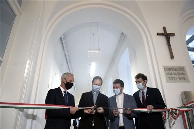 Több mint egymilliárd forintból megújult a Szent Gellért Katolikus Általános Iskola és Gimnázium