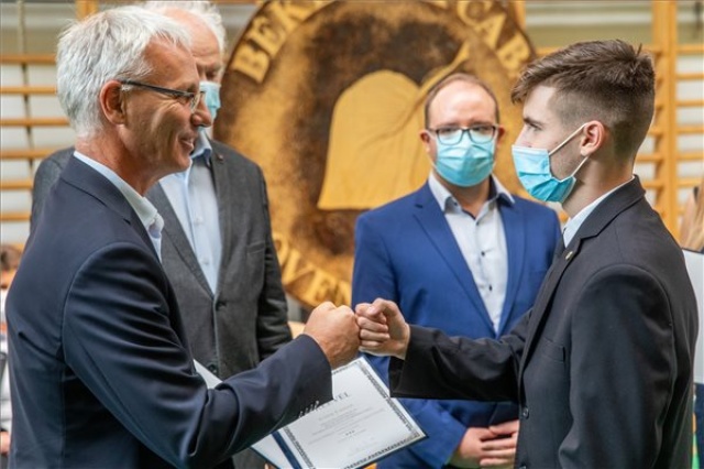 Szlovák nemzetiségi ösztöndíjat adott át Soltész Miklós Békéscsabán
