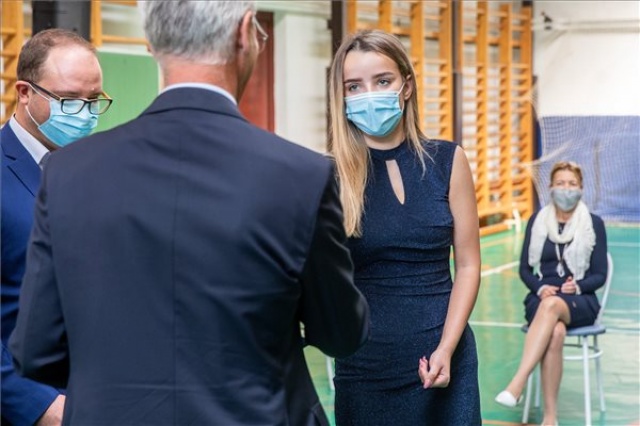 Szlovák nemzetiségi ösztöndíjat adott át Soltész Miklós Békéscsabán