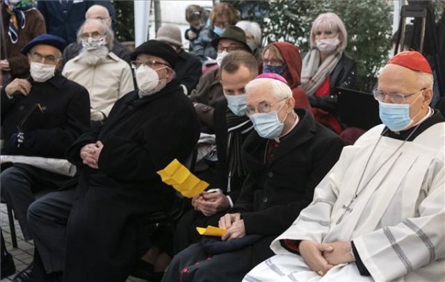 Emléktáblát avattak Hévey Gyula embermentő katolikus papnak Terézvárosban 