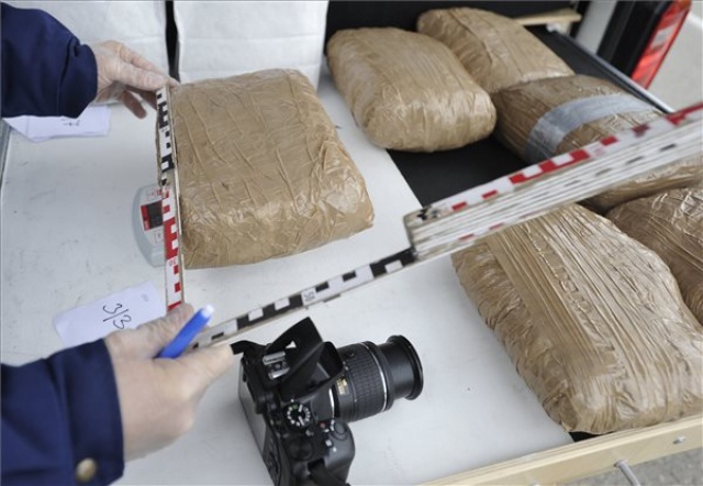 Kilencven kilónyi kábítószert foglaltak le a Pest megyei rendőrök