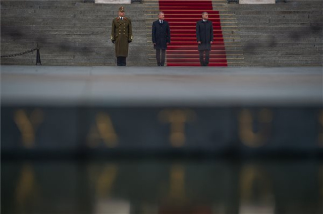 Október 23. - Felvonták a nemzeti lobogót a Parlament előtt