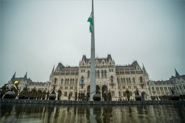 Október 23. - Felvonták a nemzeti lobogót a Parlament előtt