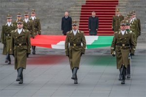 Október 23. - Felvonták a nemzeti lobogót a Parlament előtt