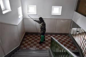 Koronavírus - Szolnoki általános iskolát fertőtlenített a honvédség