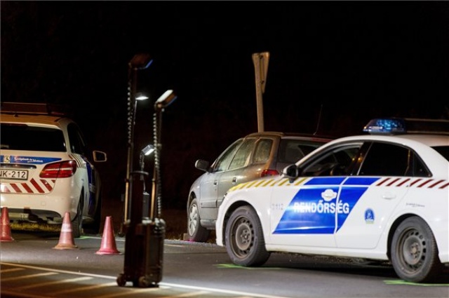 Illegális bevándorlás - Öngyilkos lett egy felfegyverkezett embercsempész Vitnyédnél