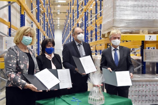 A Béres Gyógyszergyár 81.720 üveg Béres Cseppel támogatja a pedagógusok egészségét