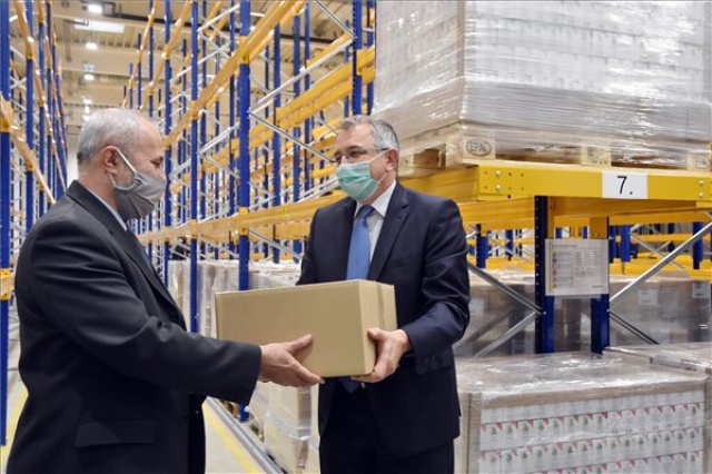 A Béres Gyógyszergyár 81.720 üveg Béres Cseppel támogatja a pedagógusok egészségét