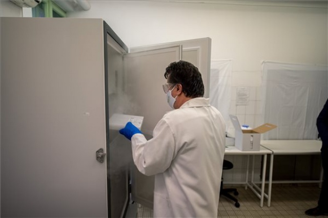 Koronavírus - Megérkezett az oltóanyag a Szegedi Tudományegyetem Szent-Györgyi Albert Klinikai Központjába