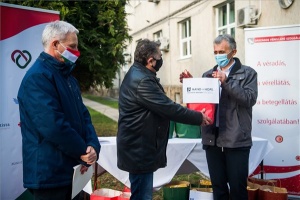 Koronavírus - Tartósélelmiszer-csomagokat kaptak a vérellátó munkatársai