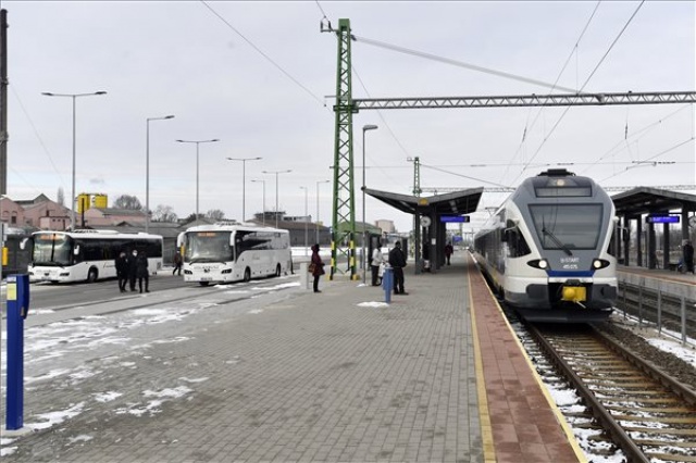 Új buszpályaudvart adtak át Dorogon